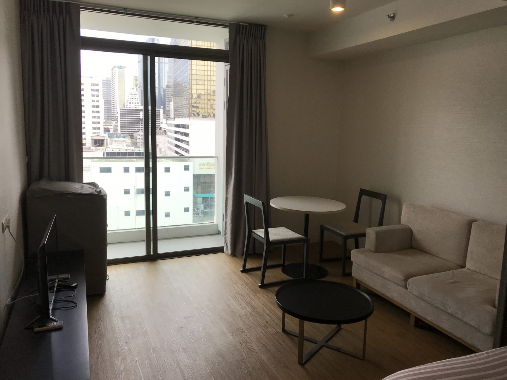 ปล่อยเช่า! Siamese Surawong (ไซมิส สุรวงศ์) ในราคาเพียง 20,000บาท/เดือน 1 ห้องนอน 1 ห้องน้ำ 35ตรม. ใกล้ BTS ช่องนนทรี เฟอร์นิเจอร์ครบพร้อมเข้าอยู่