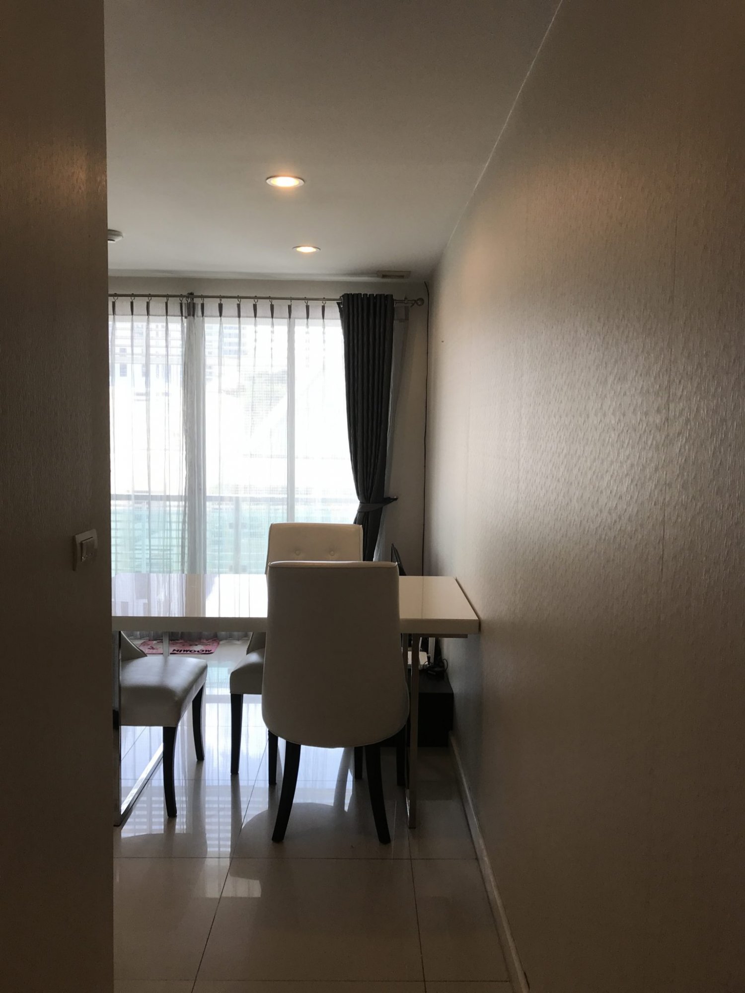 ปล่อยเช่า! The Surawong (เดอะ สุรวงศ์) ในราคาเพียง 20,000บาท/เดือน 1 ห้องนอน 1 ห้องน้ำ 45ตรม. ใกล้ BTS ช่องนนทรี เฟอร์นิเจอร์ครบพร้อมเข้าอยู่