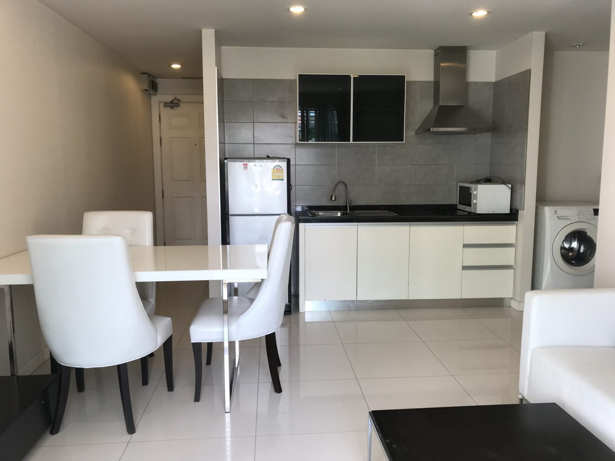 ปล่อยเช่า! The Surawong (เดอะ สุรวงศ์) ในราคาเพียง 20,000บาท/เดือน 1 ห้องนอน 1 ห้องน้ำ 45ตรม. ใกล้ BTS ช่องนนทรี เฟอร์นิเจอร์ครบพร้อมเข้าอยู่