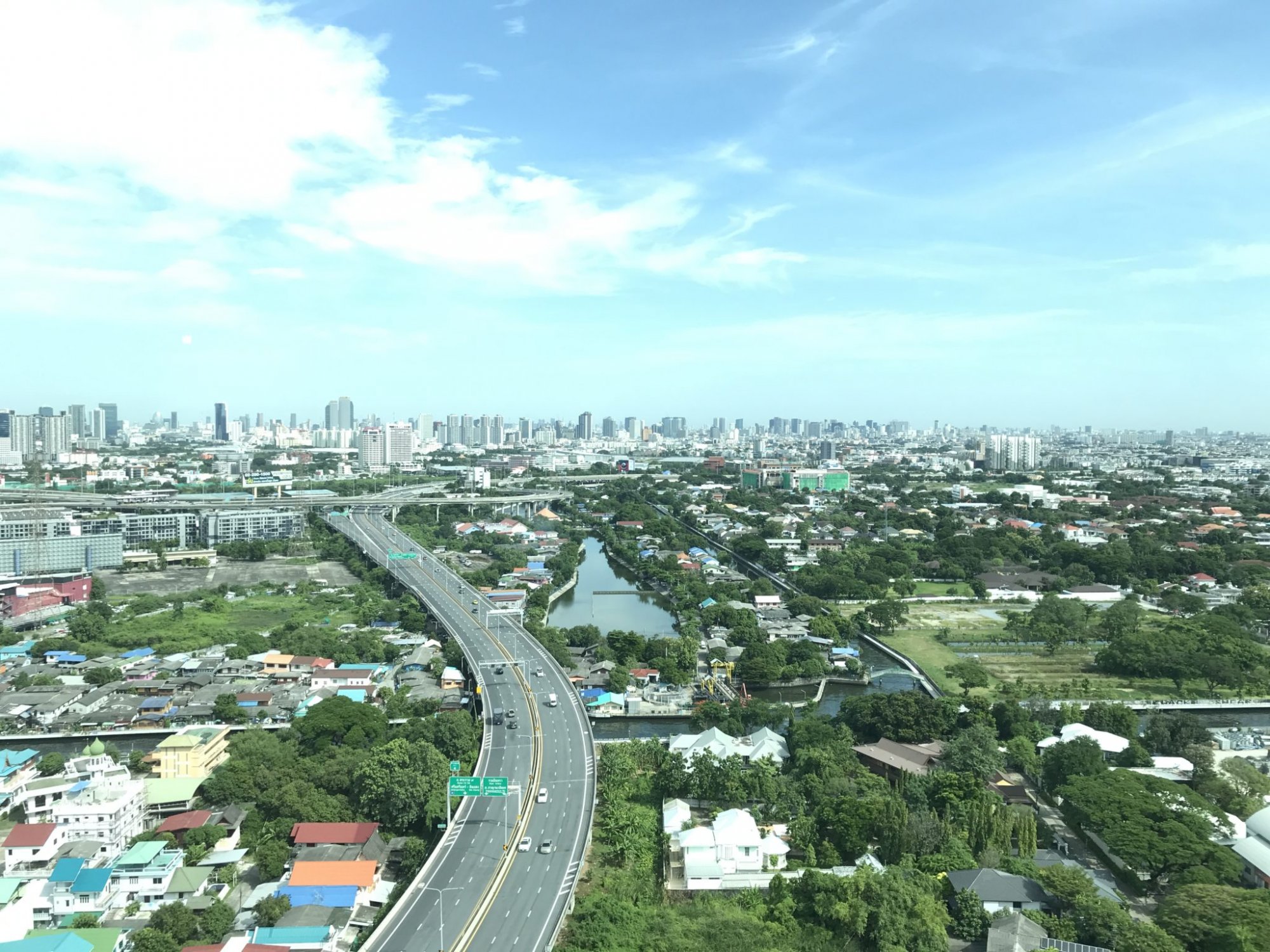 ขายห้อง Studio ขนาด 25.5ตร.ม. • • โครงการเดอะเบส พระราม9 • • วิวสระน้ำและวิวเมือง • • ใกล้ MRT สายสีส้ม (กำลังก่อสร้าง)