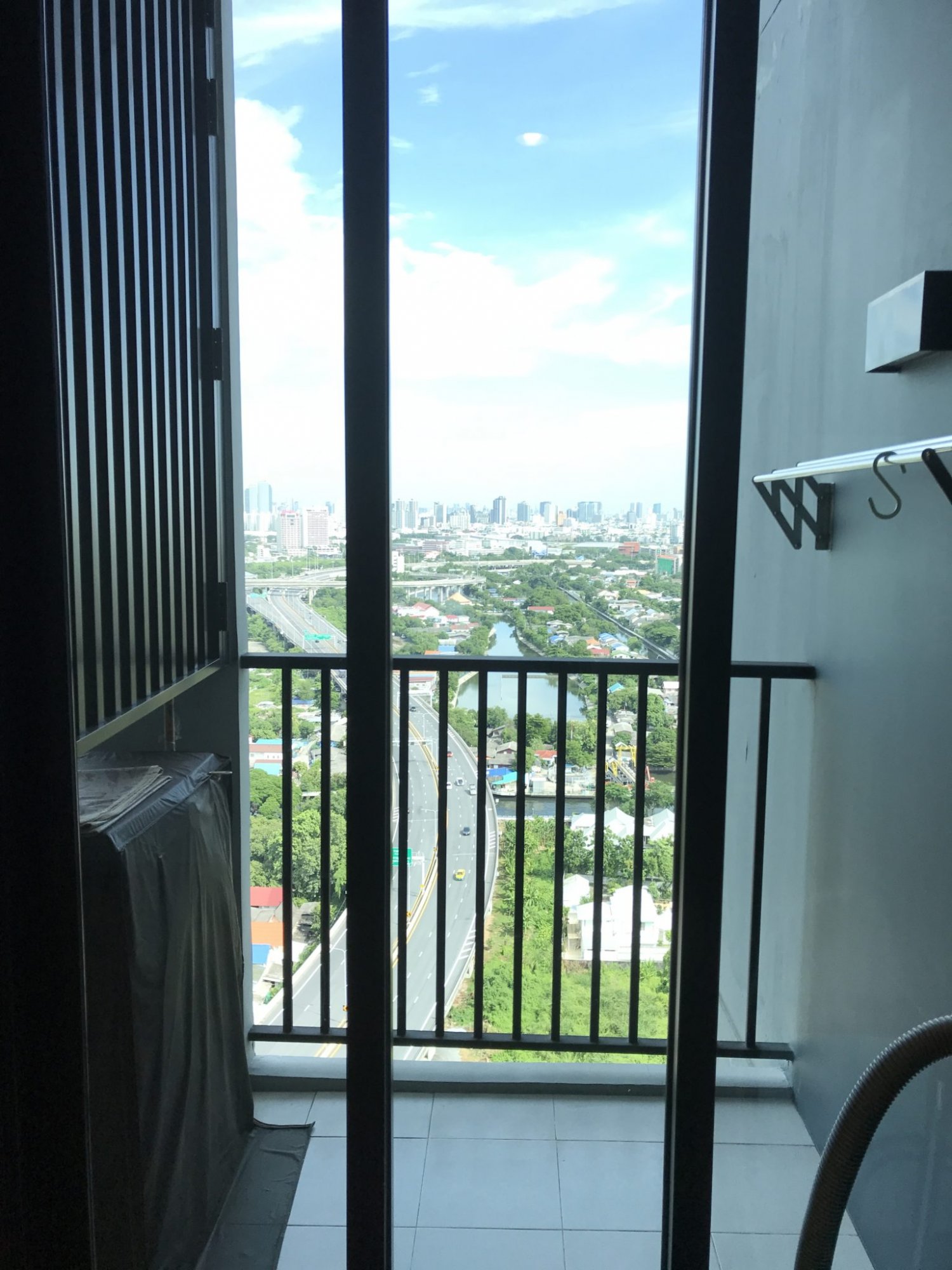 ขายห้อง Studio ขนาด 25.5ตร.ม. • • โครงการเดอะเบส พระราม9 • • วิวสระน้ำและวิวเมือง • • ใกล้ MRT สายสีส้ม (กำลังก่อสร้าง)