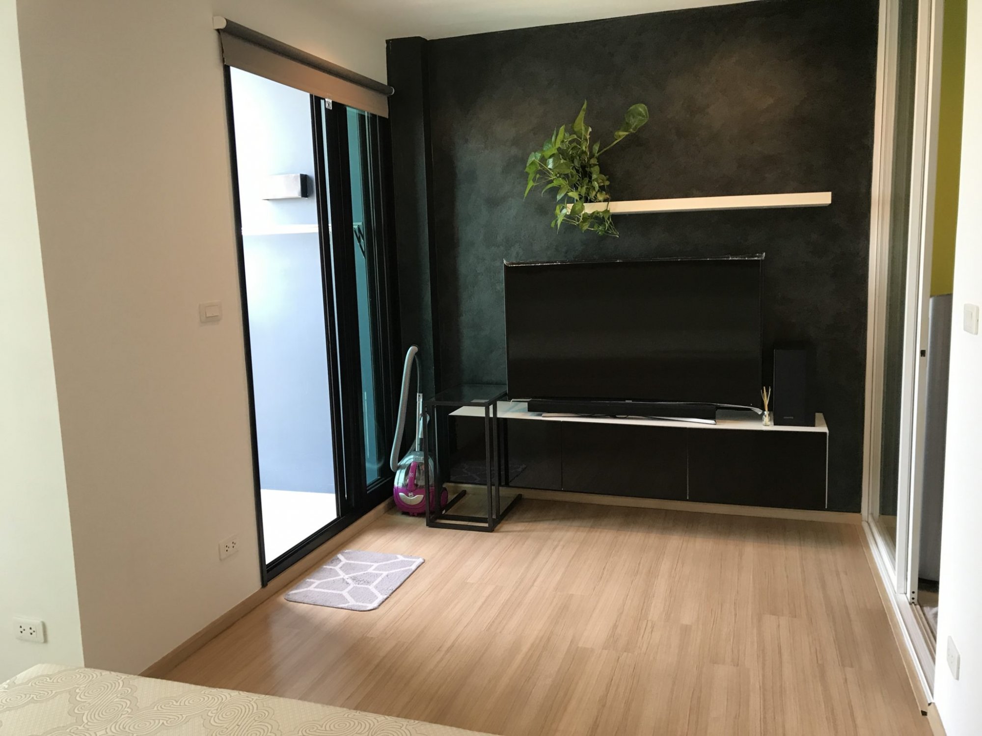 ขายห้อง Studio ขนาด 25.5ตร.ม. • • โครงการเดอะเบส พระราม9 • • วิวสระน้ำและวิวเมือง • • ใกล้ MRT สายสีส้ม (กำลังก่อสร้าง)