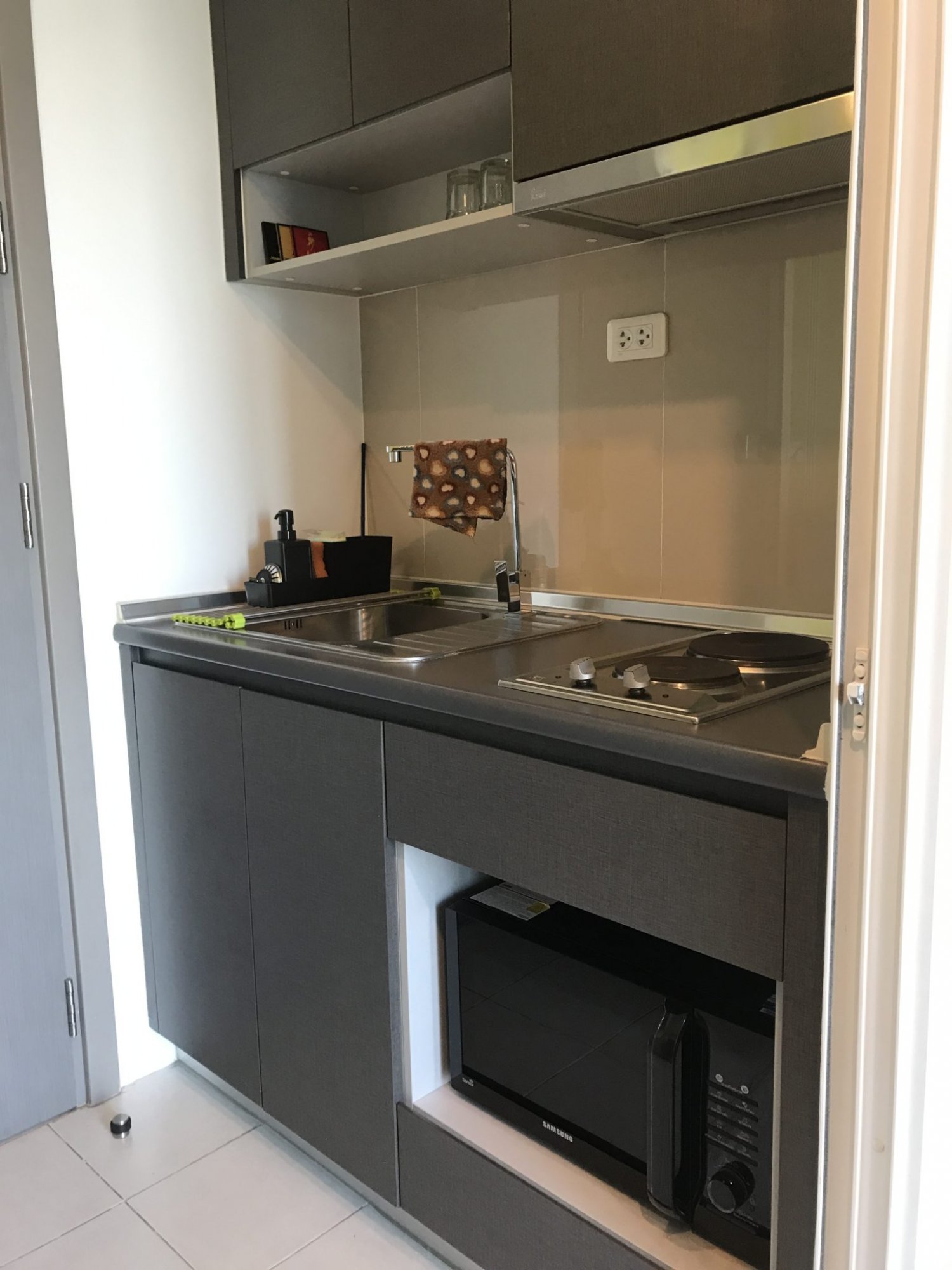 ขายห้อง Studio ขนาด 25.5ตร.ม. • • โครงการเดอะเบส พระราม9 • • วิวสระน้ำและวิวเมือง • • ใกล้ MRT สายสีส้ม (กำลังก่อสร้าง)