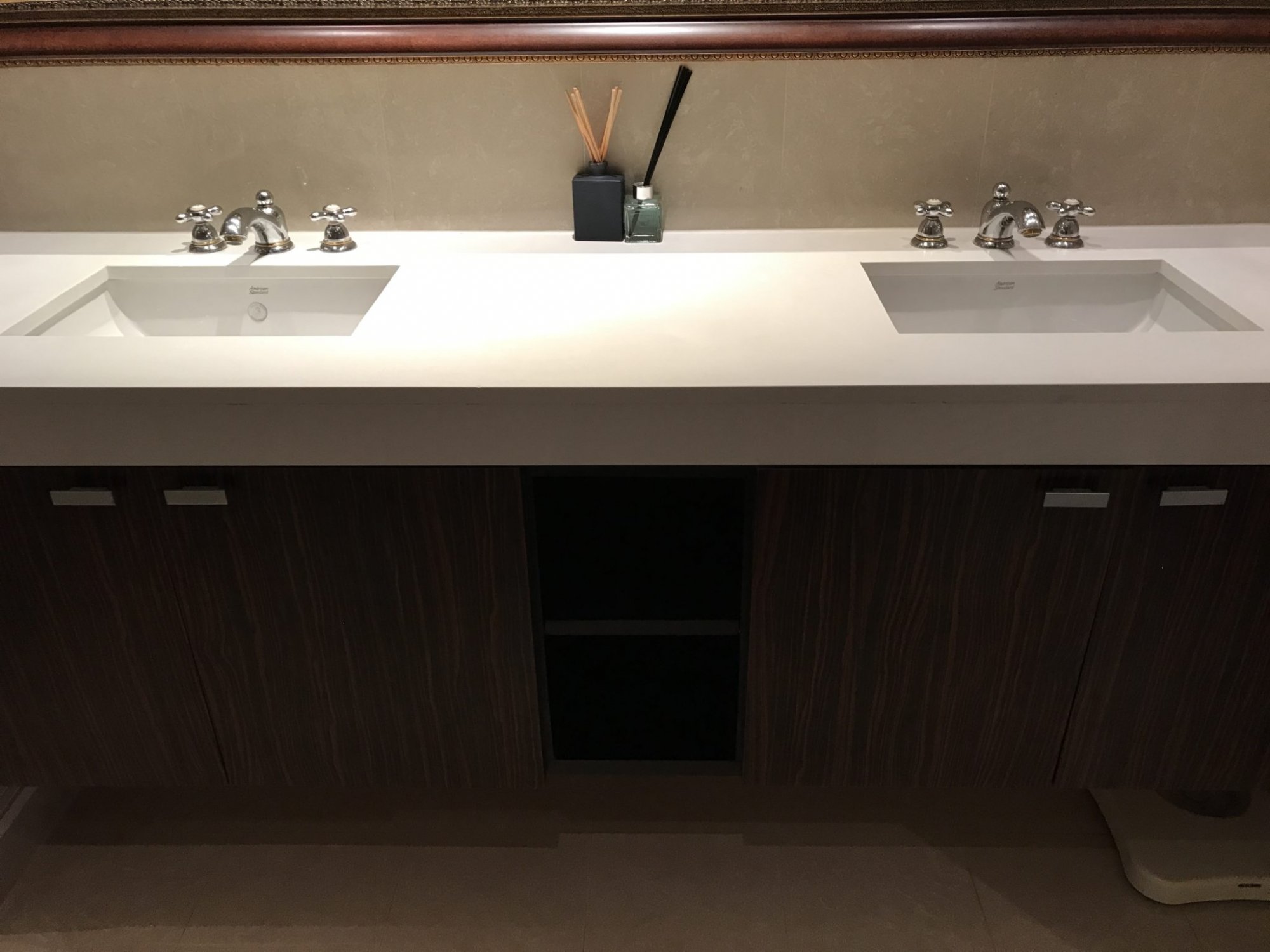 ปล่อยเช่า! Athenee Residence (แอทธินี เรสซิเด้นซ์) เพียง 170,000บาท/เดือน 3 ห้องนอน 1 ห้องน้ำ 215ตรม. ใกล้ BTS เพลินจิต เฟอร์นิเจอร์ครบพร้อมเข้าอยู่