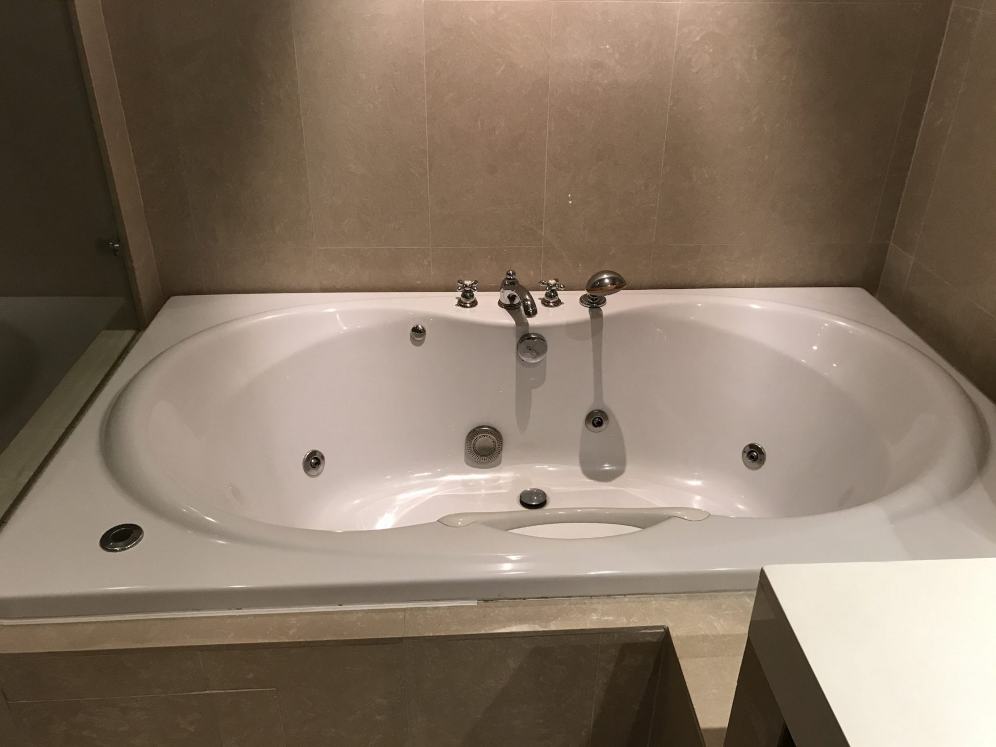 ปล่อยเช่า! Athenee Residence (แอทธินี เรสซิเด้นซ์) เพียง 170,000บาท/เดือน 3 ห้องนอน 1 ห้องน้ำ 215ตรม. ใกล้ BTS เพลินจิต เฟอร์นิเจอร์ครบพร้อมเข้าอยู่