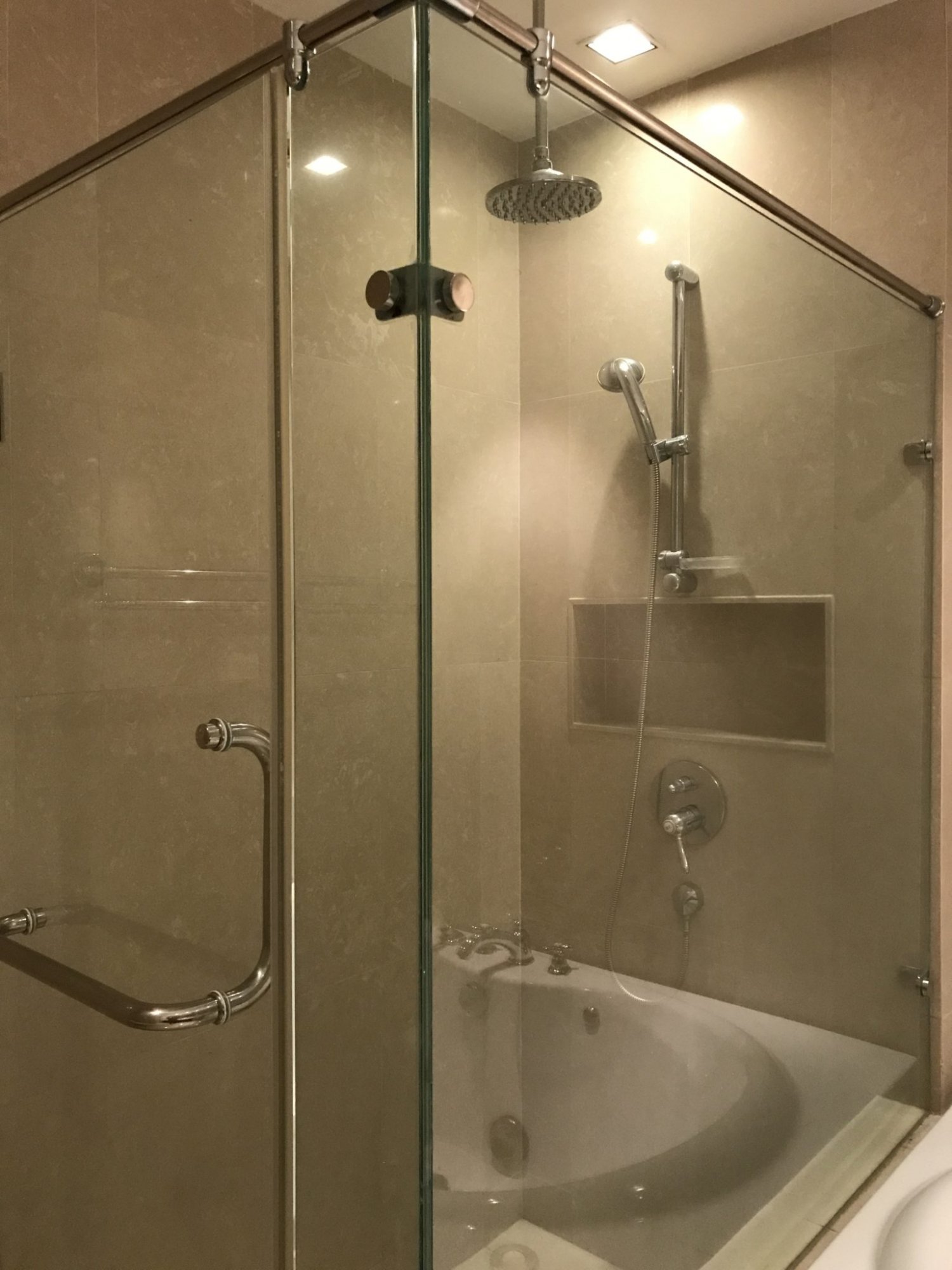 ปล่อยเช่า! Athenee Residence (แอทธินี เรสซิเด้นซ์) เพียง 170,000บาท/เดือน 3 ห้องนอน 1 ห้องน้ำ 215ตรม. ใกล้ BTS เพลินจิต เฟอร์นิเจอร์ครบพร้อมเข้าอยู่