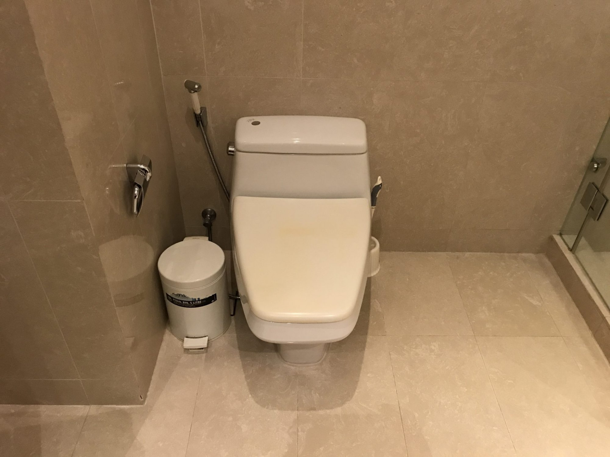 ปล่อยเช่า! Athenee Residence (แอทธินี เรสซิเด้นซ์) เพียง 170,000บาท/เดือน 3 ห้องนอน 1 ห้องน้ำ 215ตรม. ใกล้ BTS เพลินจิต เฟอร์นิเจอร์ครบพร้อมเข้าอยู่