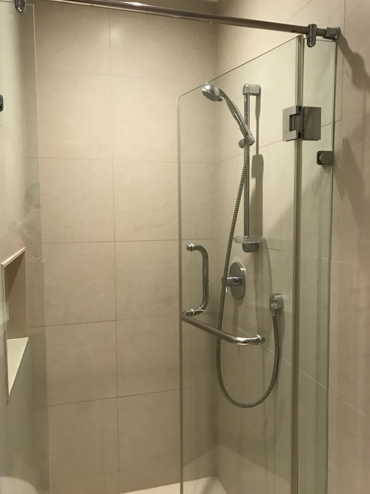 ปล่อยเช่า! Athenee Residence (แอทธินี เรสซิเด้นซ์) เพียง 170,000บาท/เดือน 3 ห้องนอน 1 ห้องน้ำ 215ตรม. ใกล้ BTS เพลินจิต เฟอร์นิเจอร์ครบพร้อมเข้าอยู่