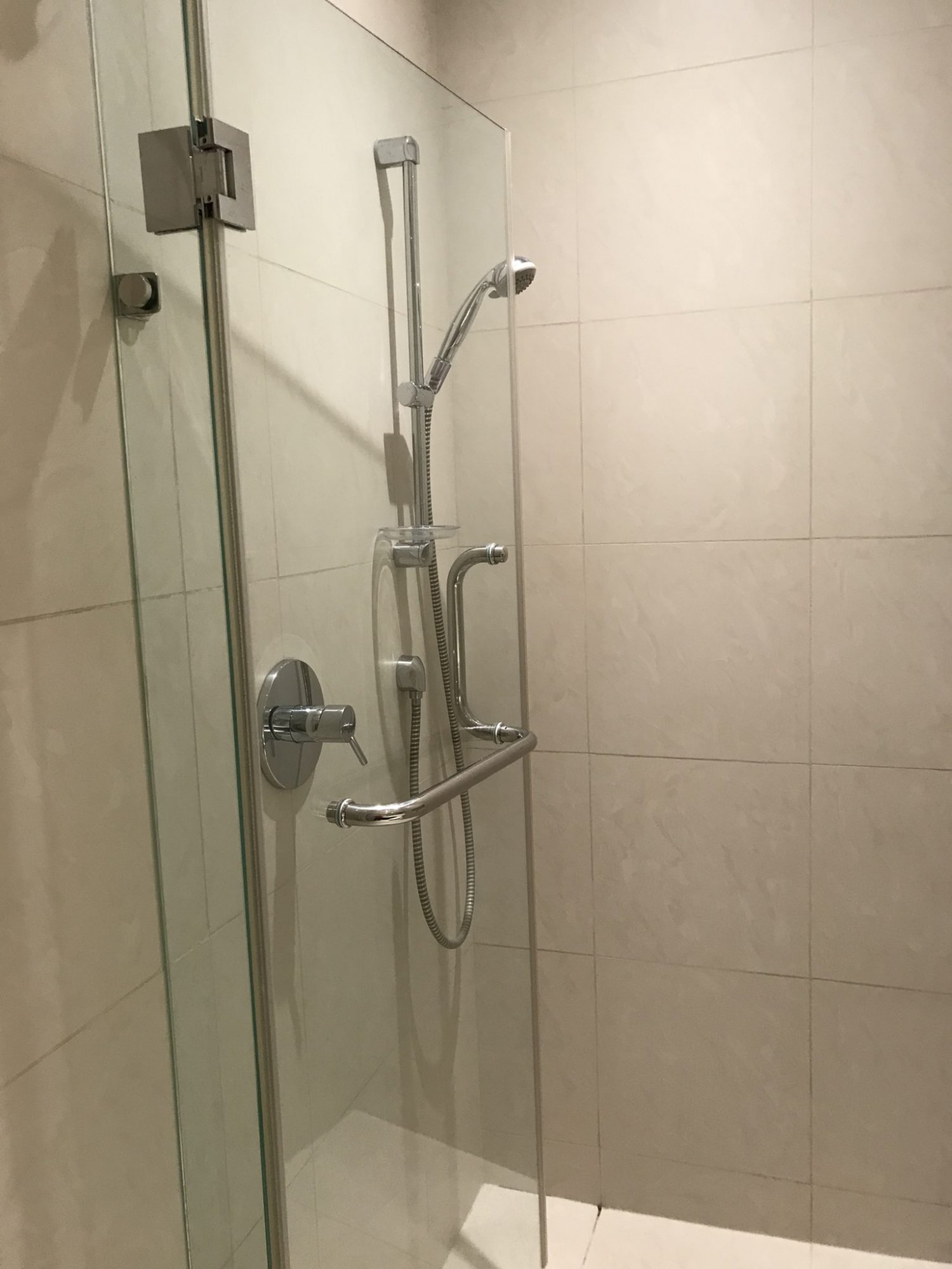 ปล่อยเช่า! Athenee Residence (แอทธินี เรสซิเด้นซ์) เพียง 170,000บาท/เดือน 3 ห้องนอน 1 ห้องน้ำ 215ตรม. ใกล้ BTS เพลินจิต เฟอร์นิเจอร์ครบพร้อมเข้าอยู่